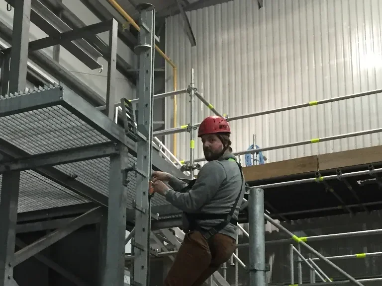 STILLASKURS OVER 9 METER - INLUDERT  FALLSIKRING TEORI  BERDIFTINTERN