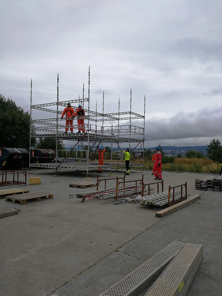 STILLASBYGGER KURS OVER 9 METER - TEORIE-LÆRING